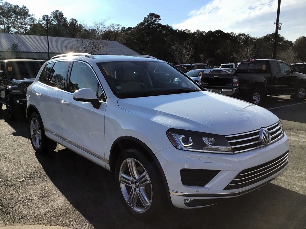 2015 Volkswagen Touareg Executive's photo