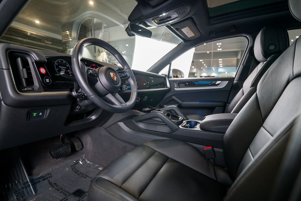 2025 Porsche Cayenne Base photo 3