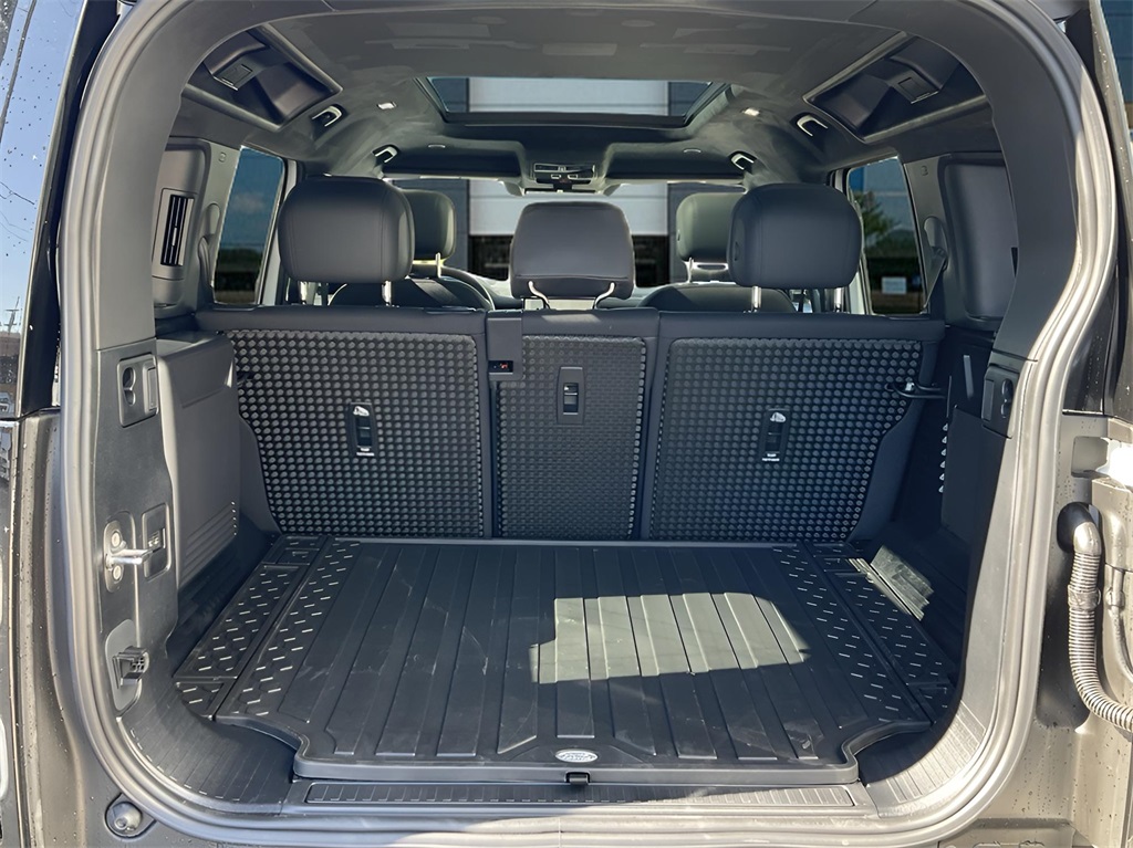 2025 Land Rover Defender 110 V8 photo 16