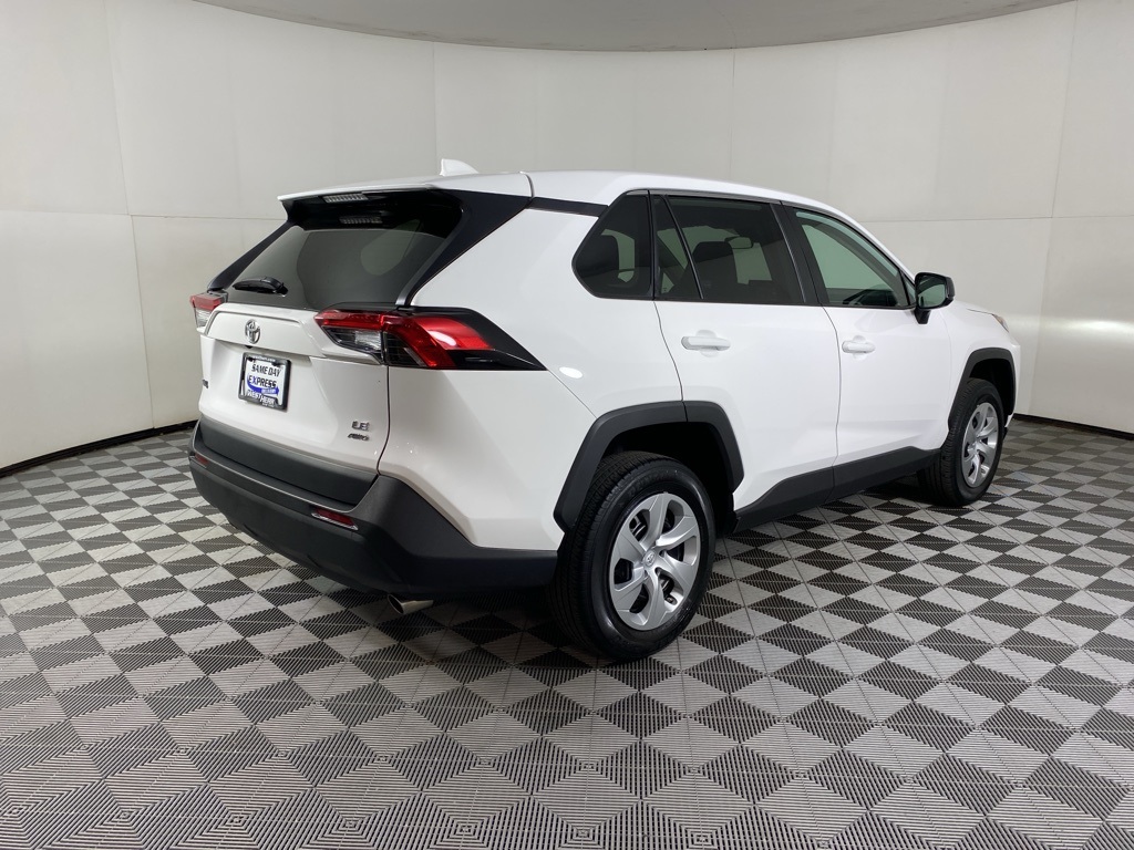 2022 Toyota RAV4 LE photo 19