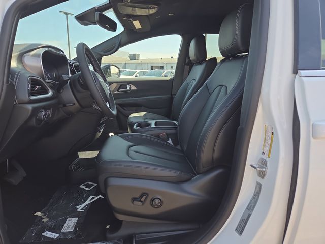 2026 Chrysler Pacifica photo 4