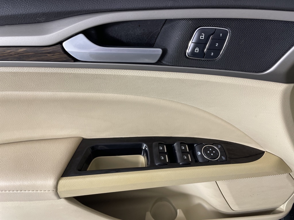 2015 Ford Fusion SE photo 18