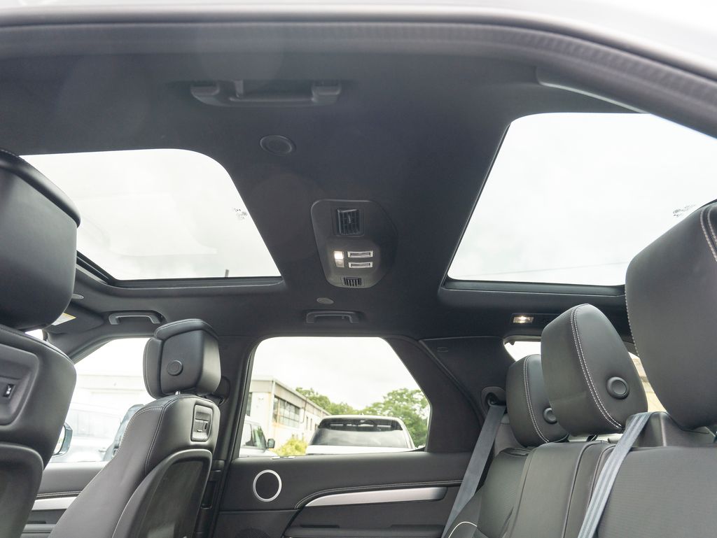 2023 Land Rover Discovery HSE R-Dynamic photo 29