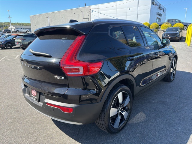 2019 Volvo XC40 Momentum photo 2