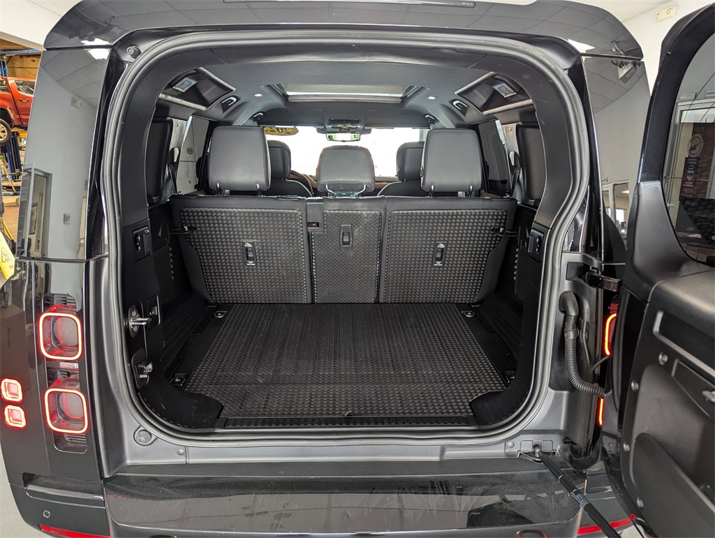 2023 Land Rover Defender 110 photo 28