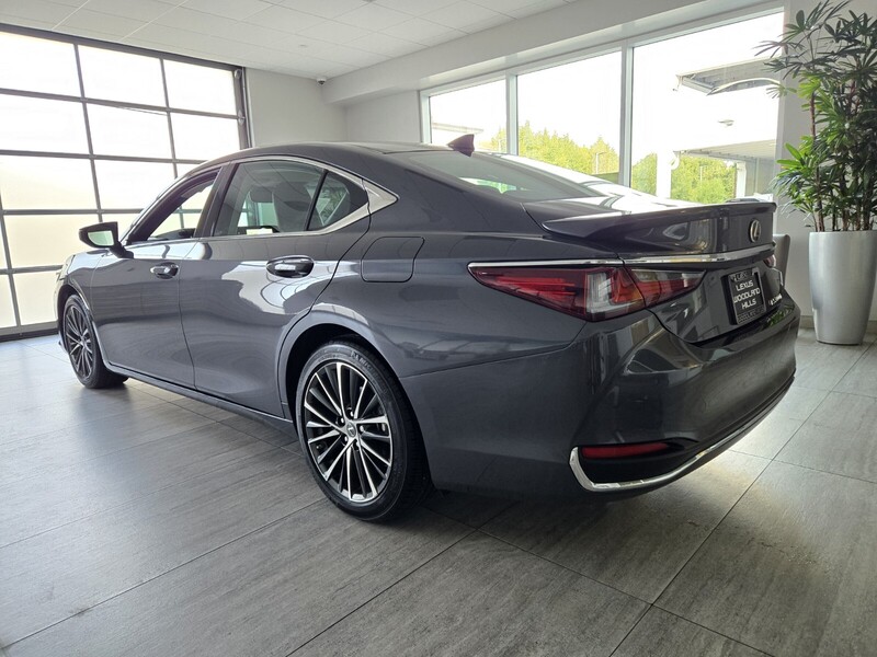 2023 Lexus ES 300h photo 3