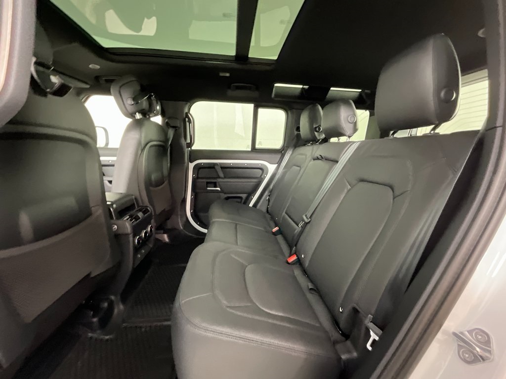 2025 Land Rover Defender 110 X-Dynamic SE photo 2