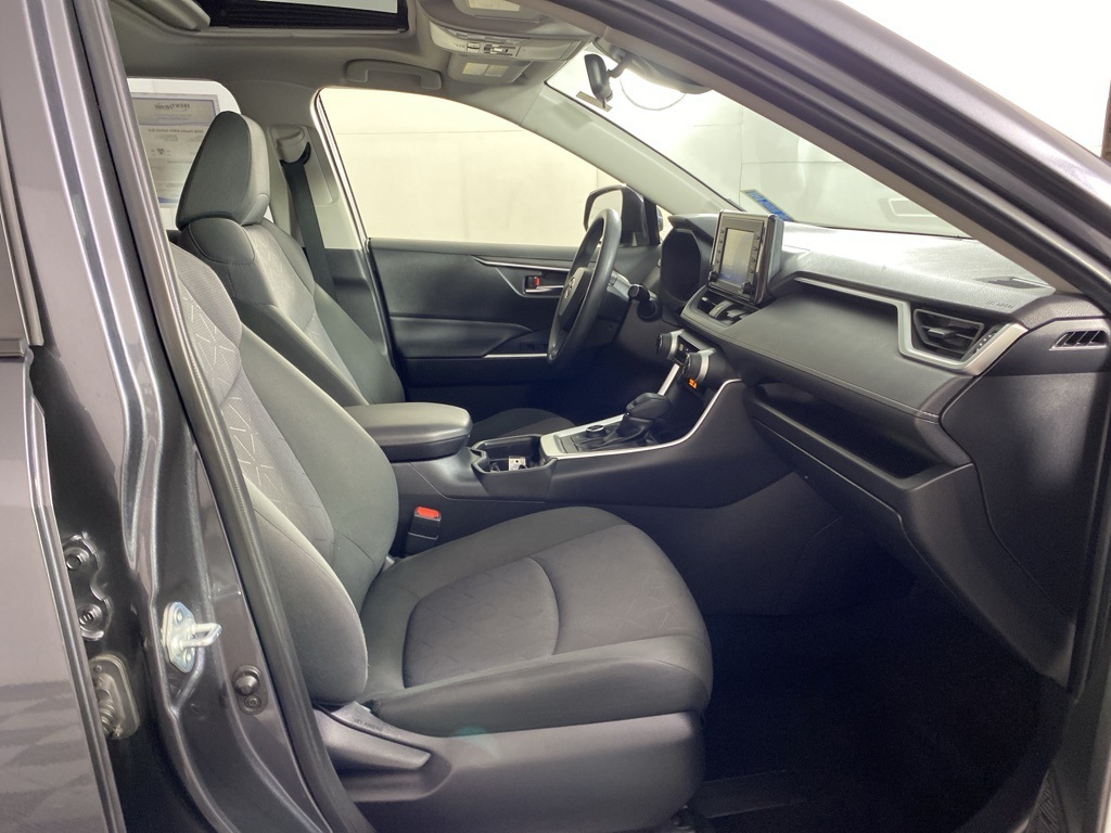 2020 Toyota RAV4 Hybrid XLE photo 24