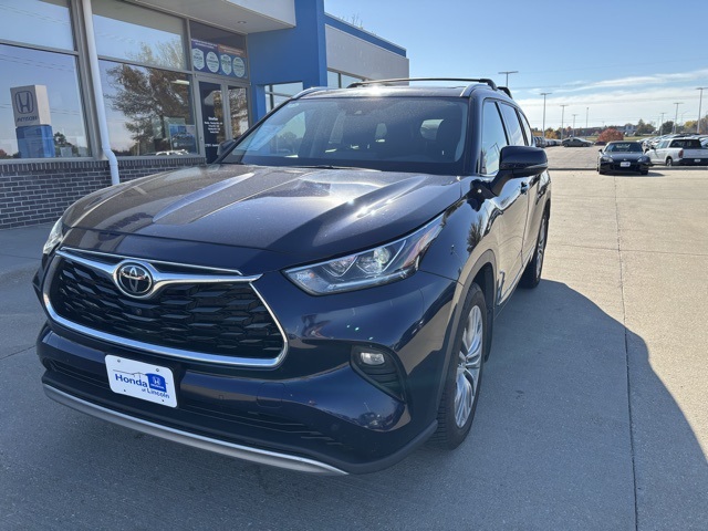 2021 Toyota Highlander Platinum's photo