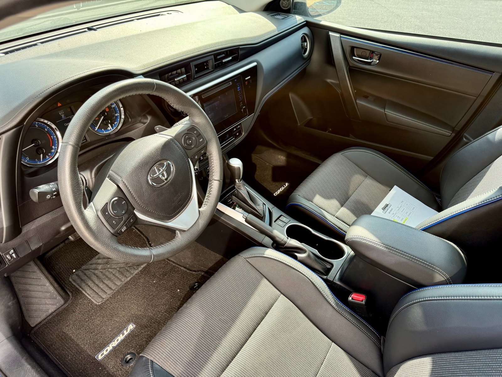 2017 Toyota Corolla SE photo 3