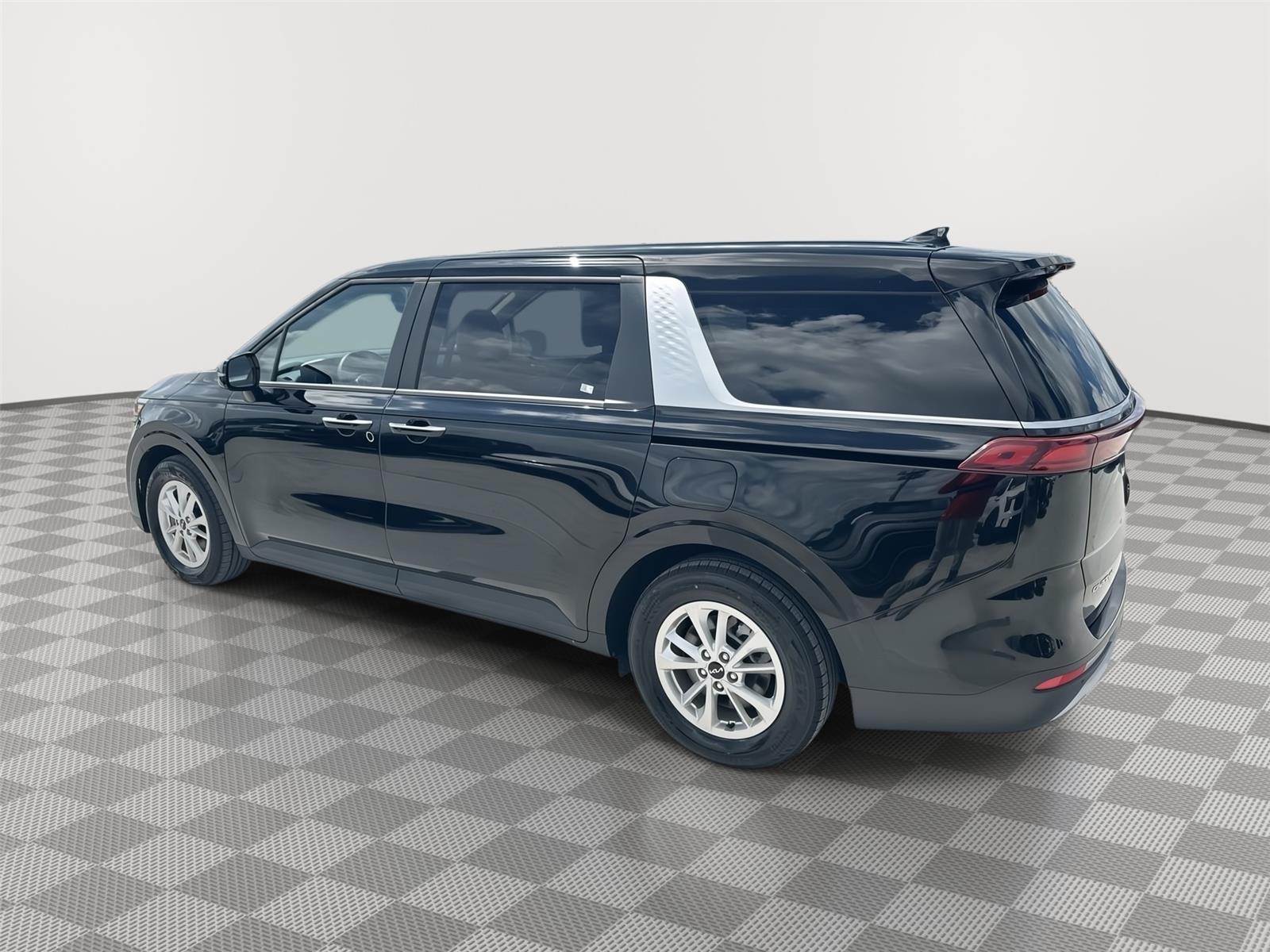 2024 Kia Carnival LX photo 5