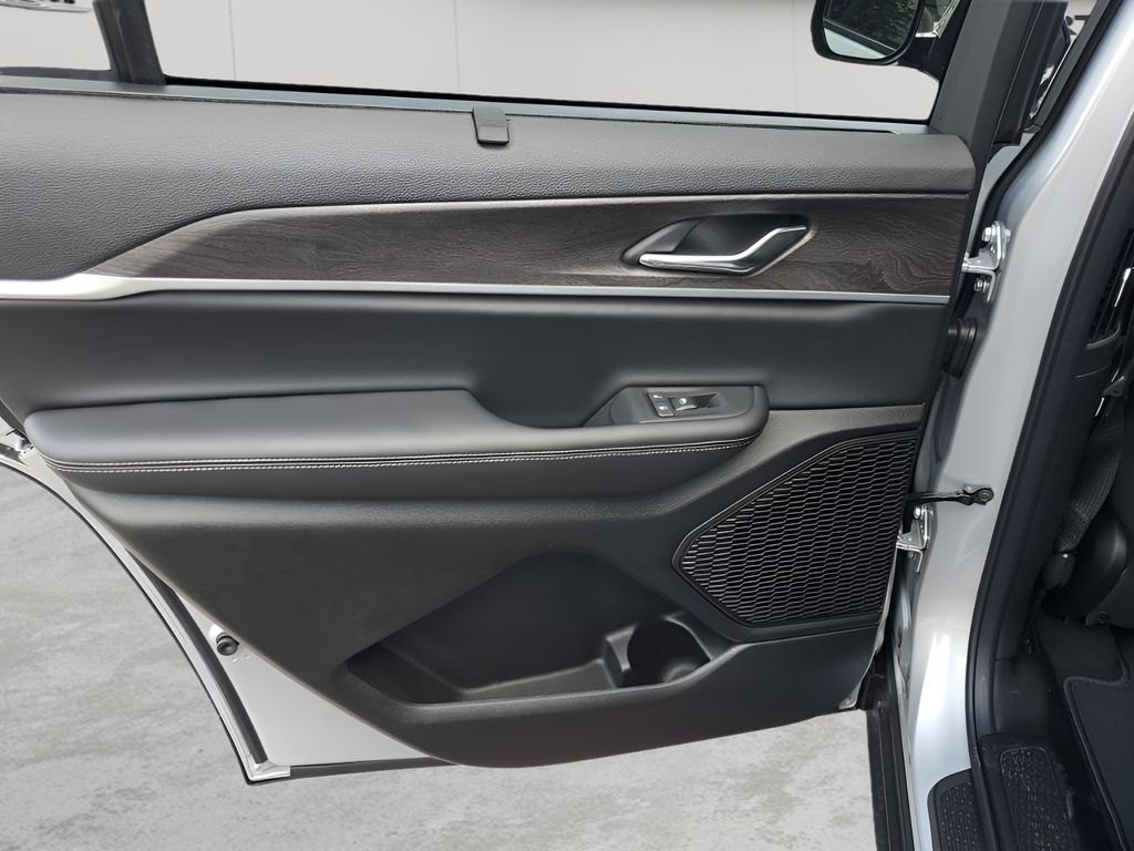 2025 Jeep Grand Cherokee Limited photo 15
