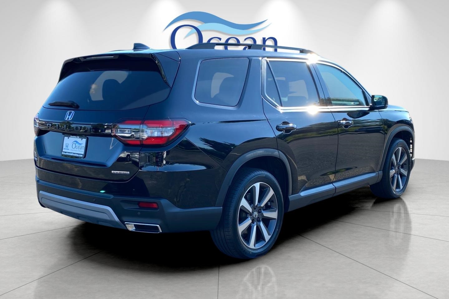 2023 Honda Pilot Touring photo 2