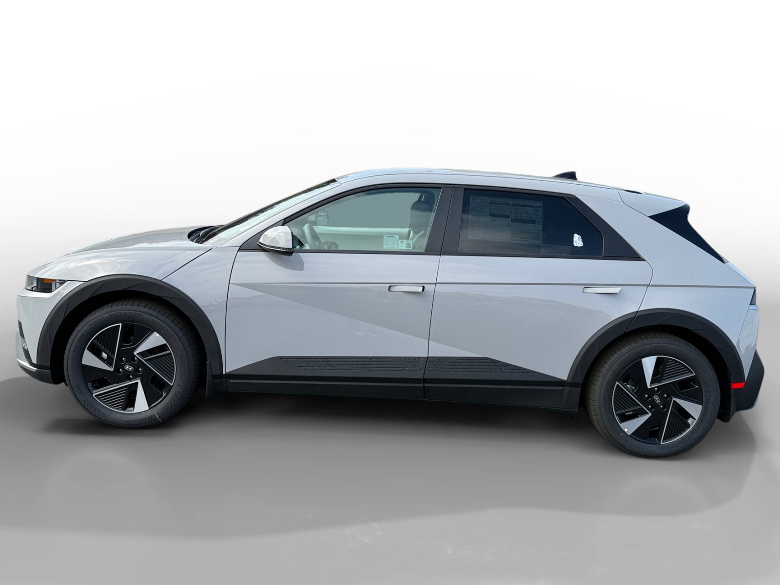 2025 Hyundai Ioniq 5 SE Standard Range photo 2