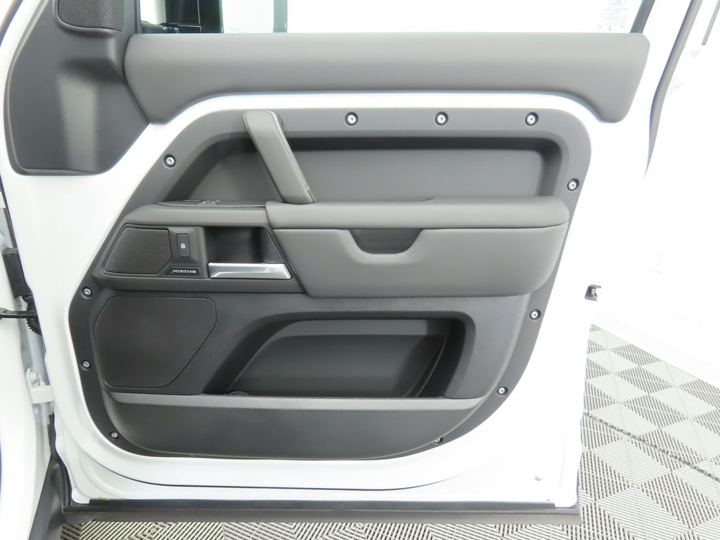 2025 Land Rover Defender 110 S photo 23