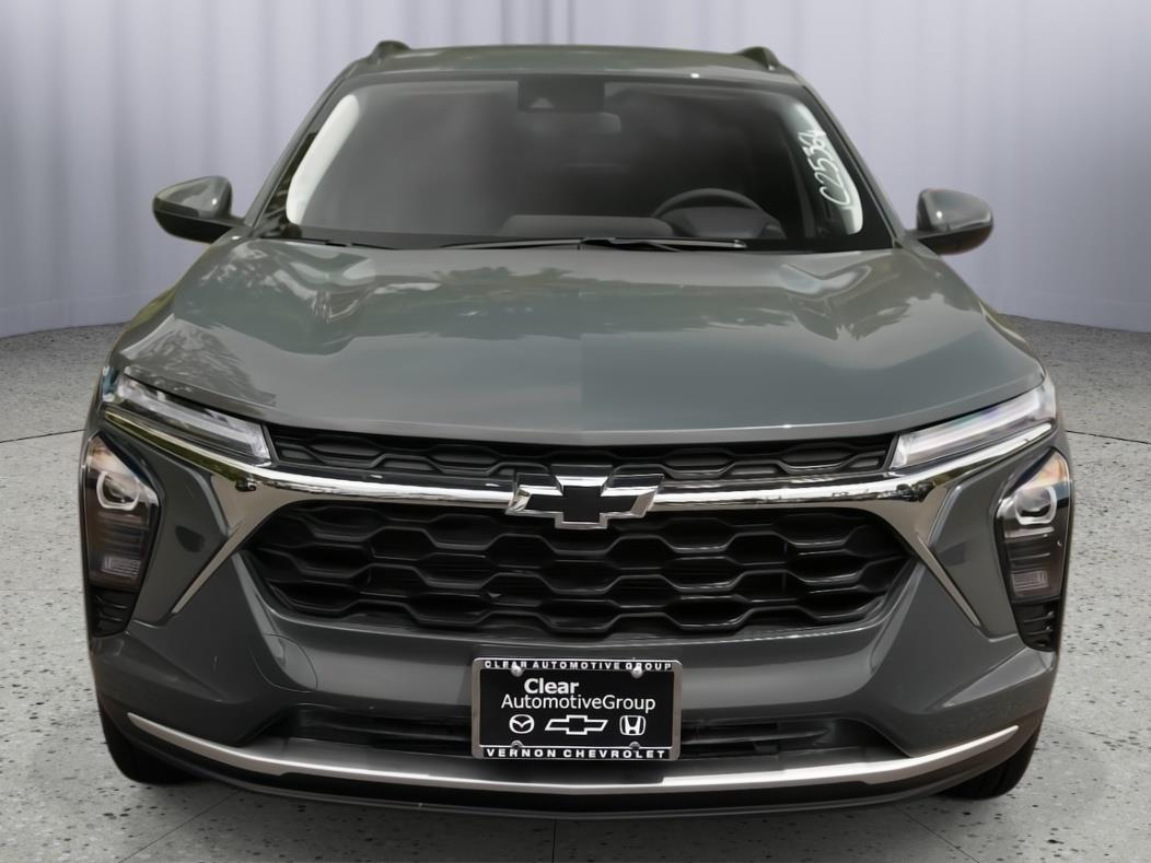 2025 Chevrolet Trax LT photo 2