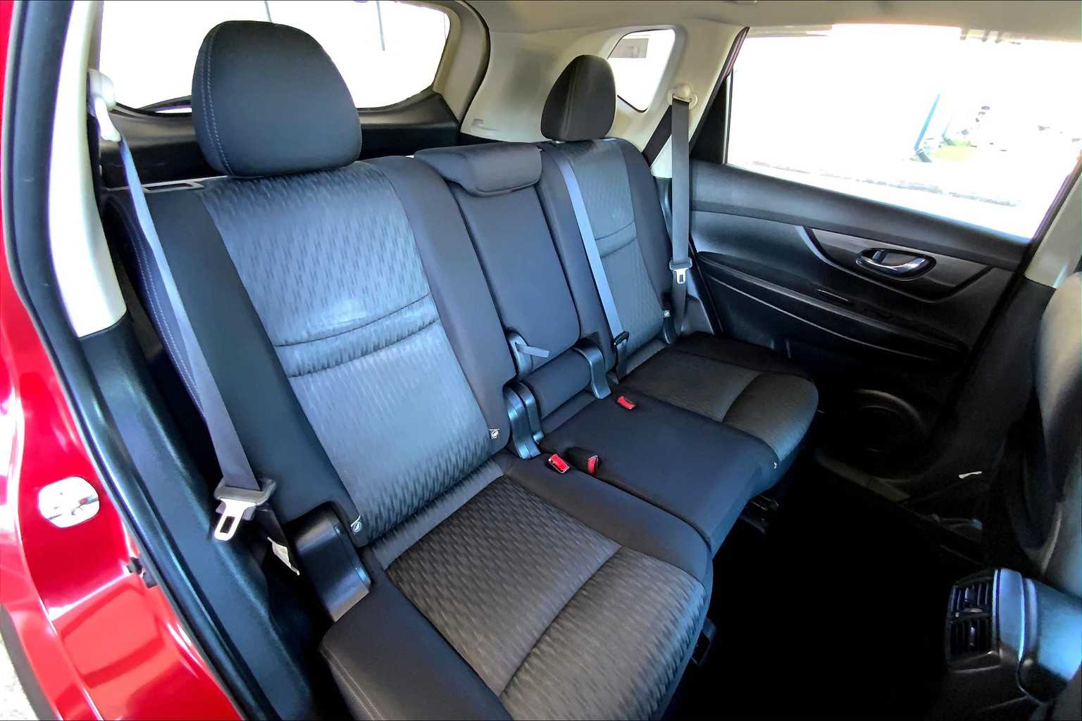 2017 Nissan Rogue SV photo 19