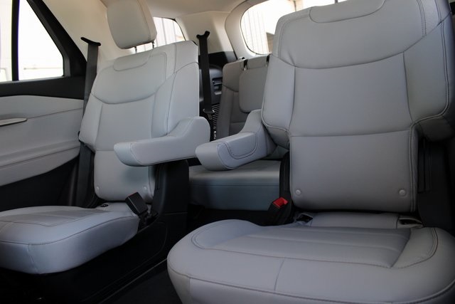 2025 Ford Explorer photo 3
