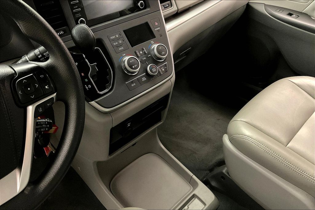 2020 Toyota Sienna L photo 14
