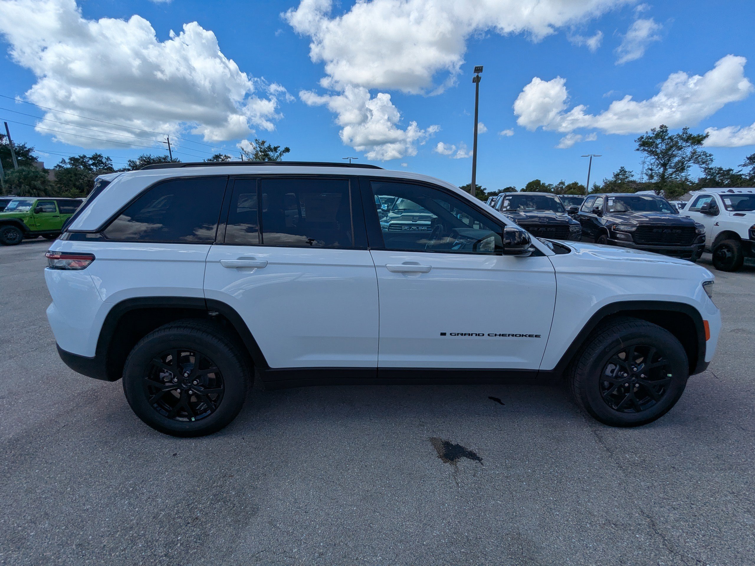 2025 Jeep Grand Cherokee Altitude photo 4