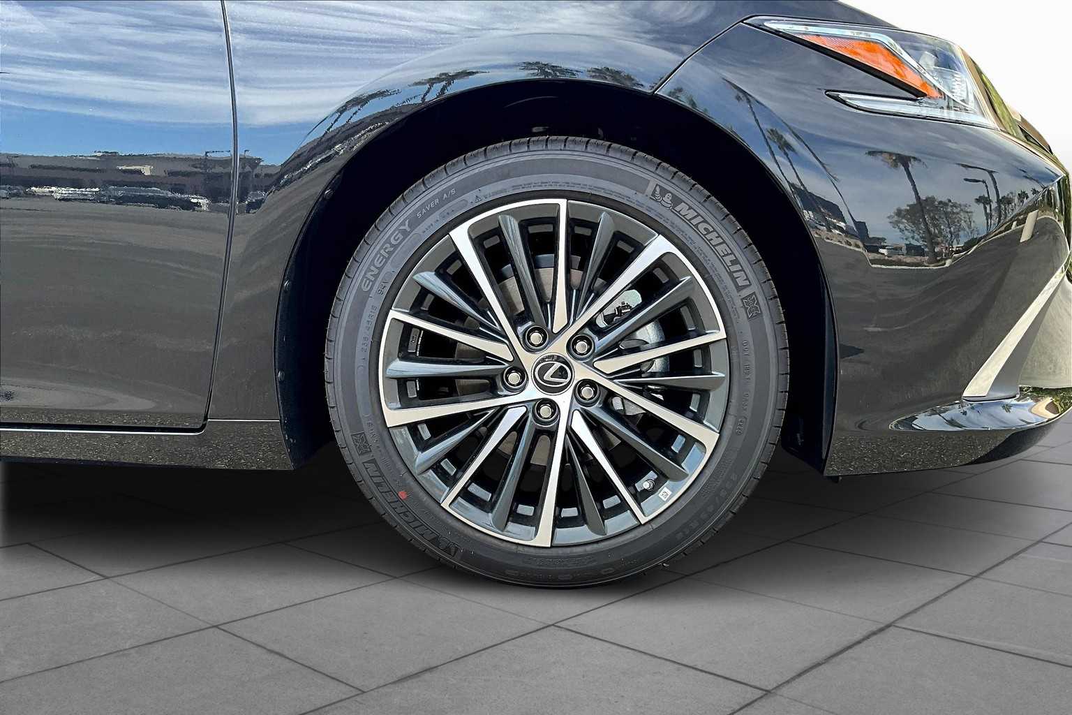 2025 Lexus ES 350 photo 6