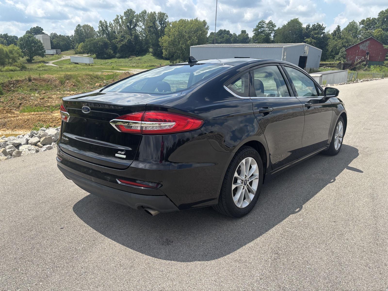 2020 Ford Fusion SE photo 3