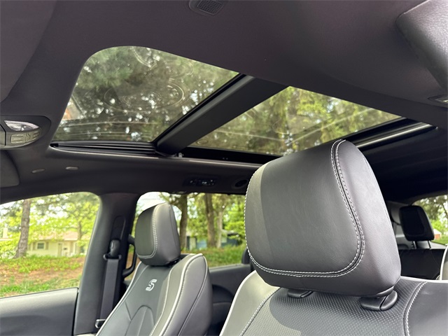 2025 Chrysler Pacifica Limited photo 4