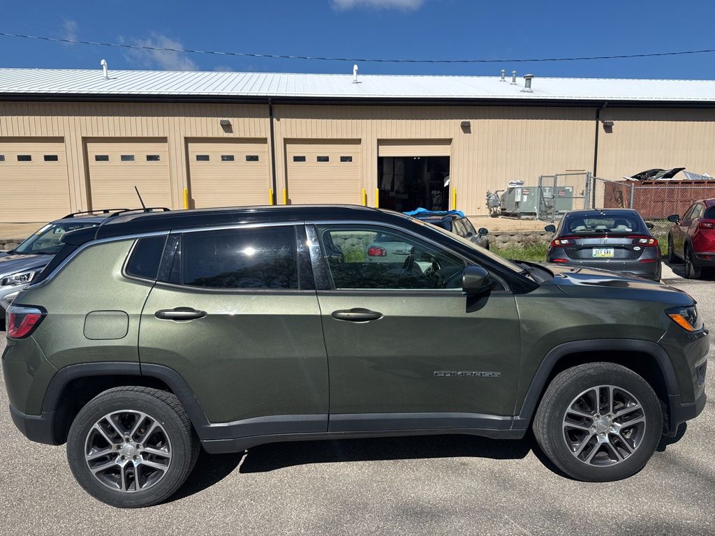 2018 Jeep Compass Latitude photo 2