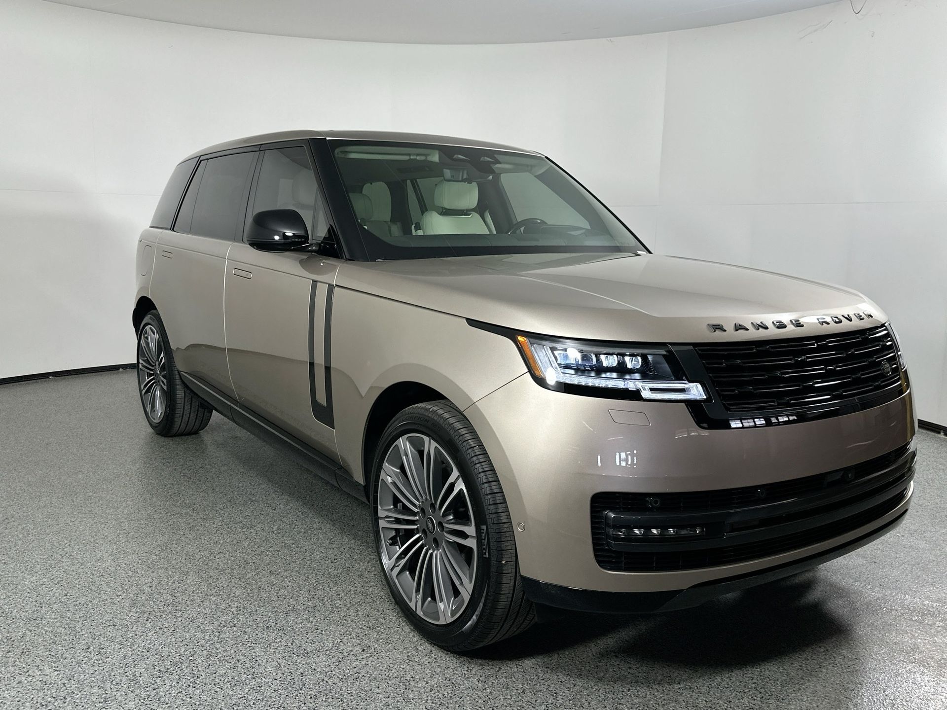 2025 Land Rover Range Rover SE photo 3