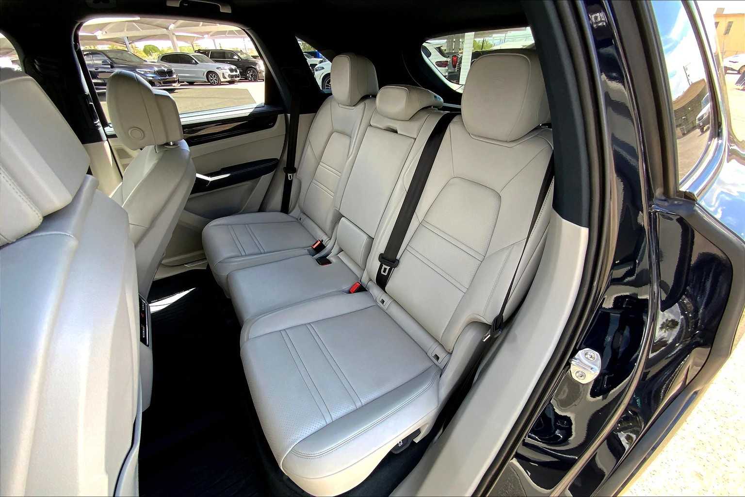 2022 Porsche Cayenne Base photo 19