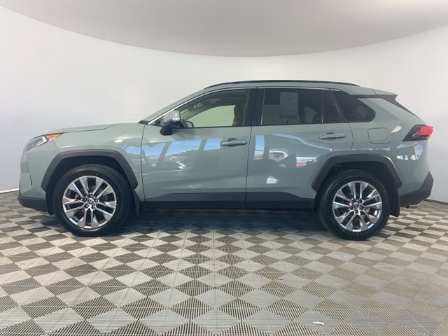 2020 Toyota RAV4 XLE Premium photo 4