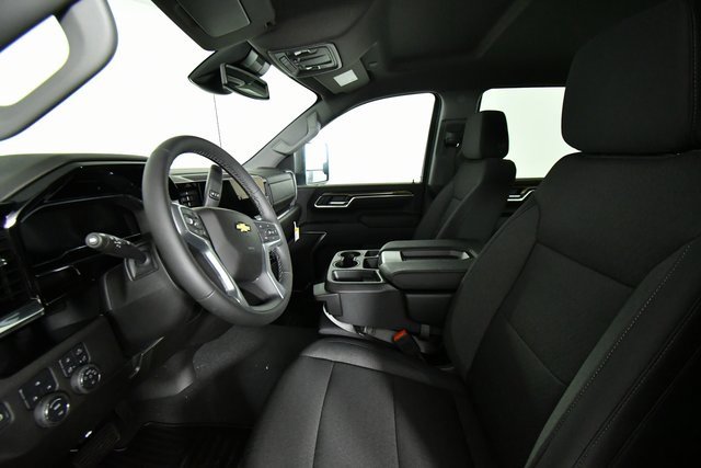 2025 Chevrolet Silverado 3500HD LT photo 4