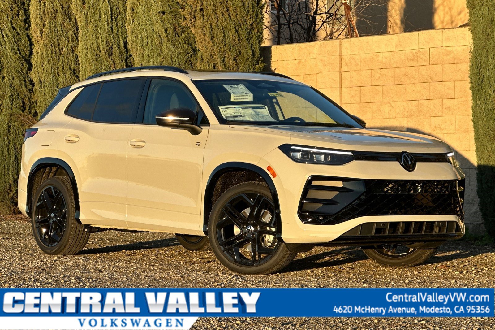 2026 Volkswagen Tiguan SE R-LINE BLACK's photo