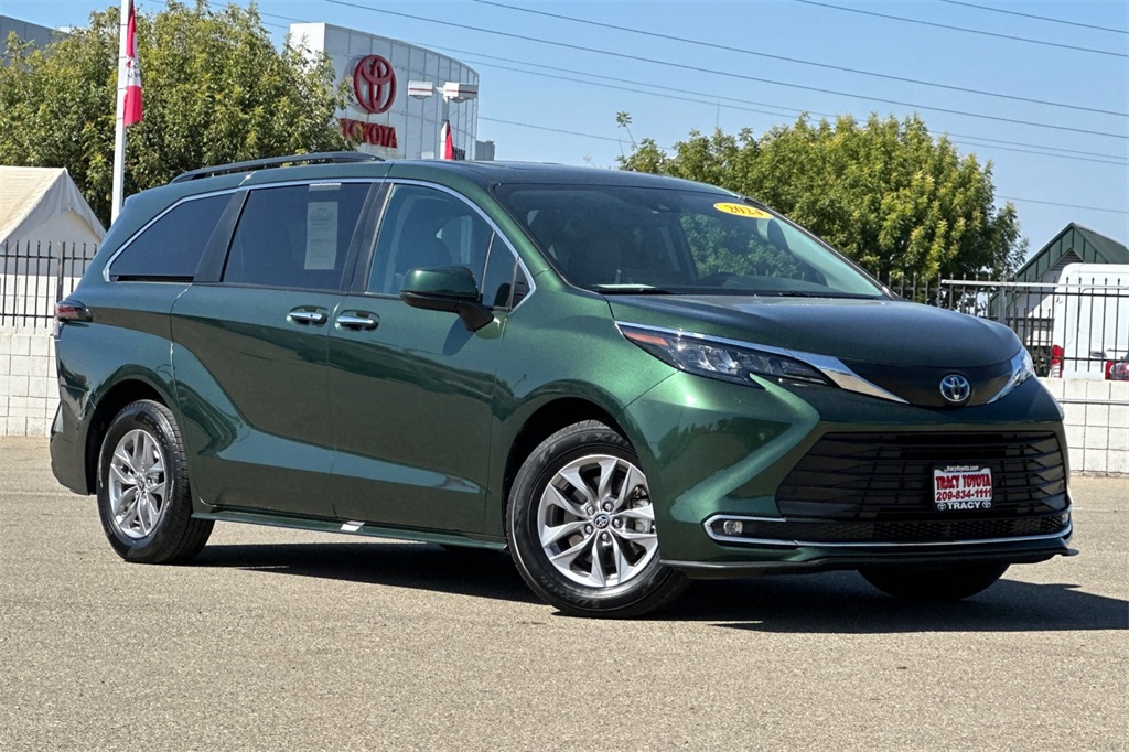 2024 Toyota Sienna XLE photo 2