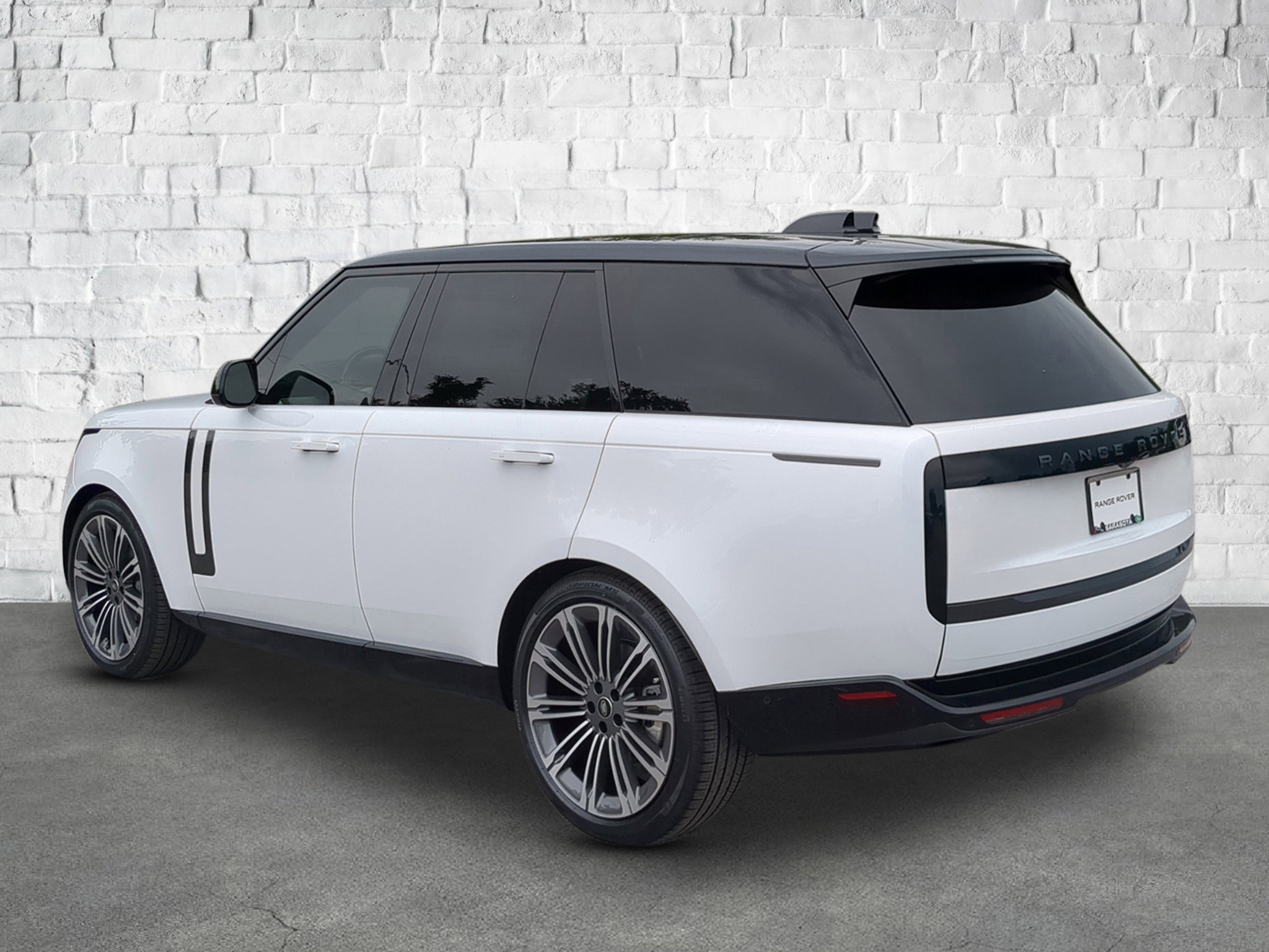 2025 Land Rover Range Rover SE photo 2