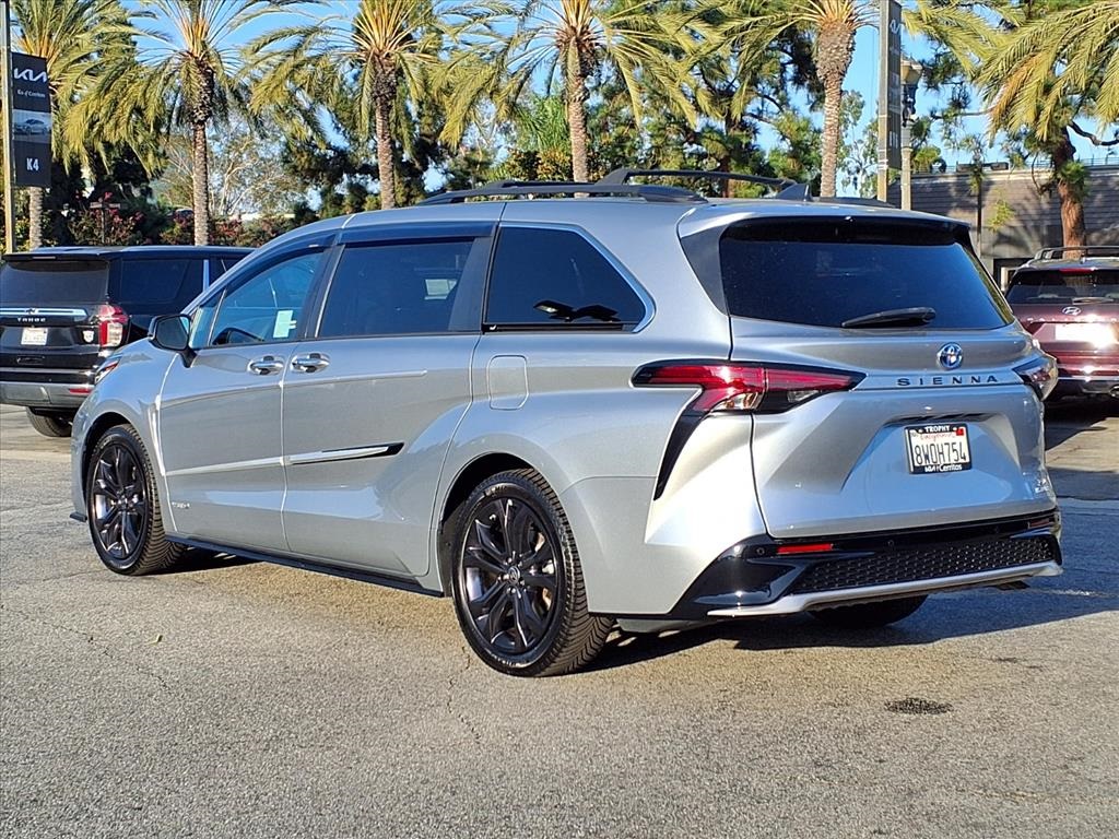 2021 Toyota Sienna XSE photo 3