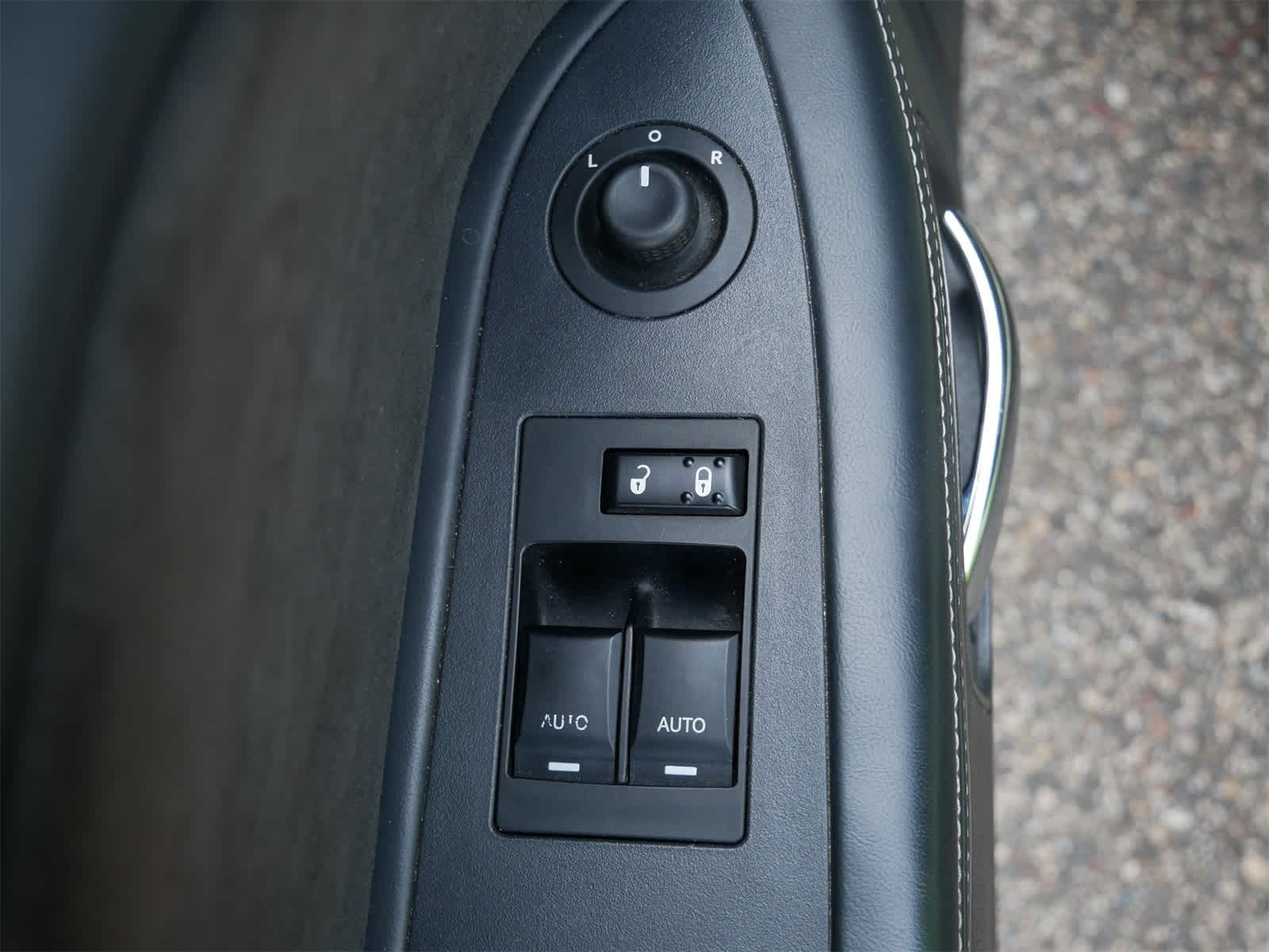 2011 Dodge Challenger SRT8 photo 7
