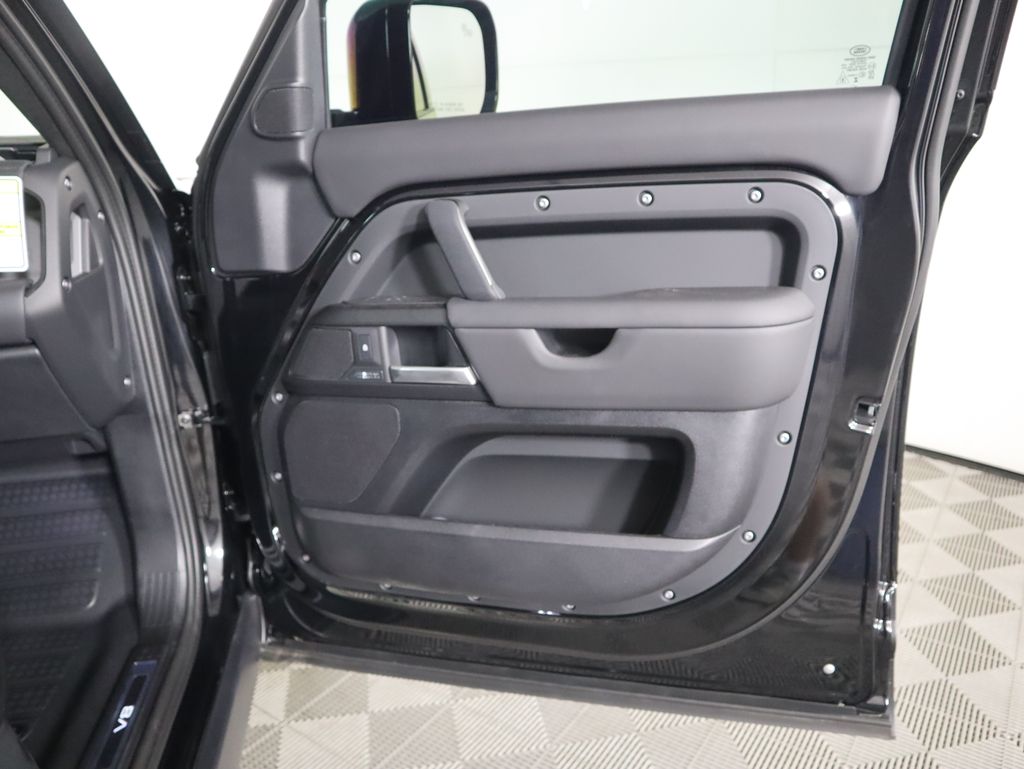 2025 Land Rover Defender 130 V8 photo 23