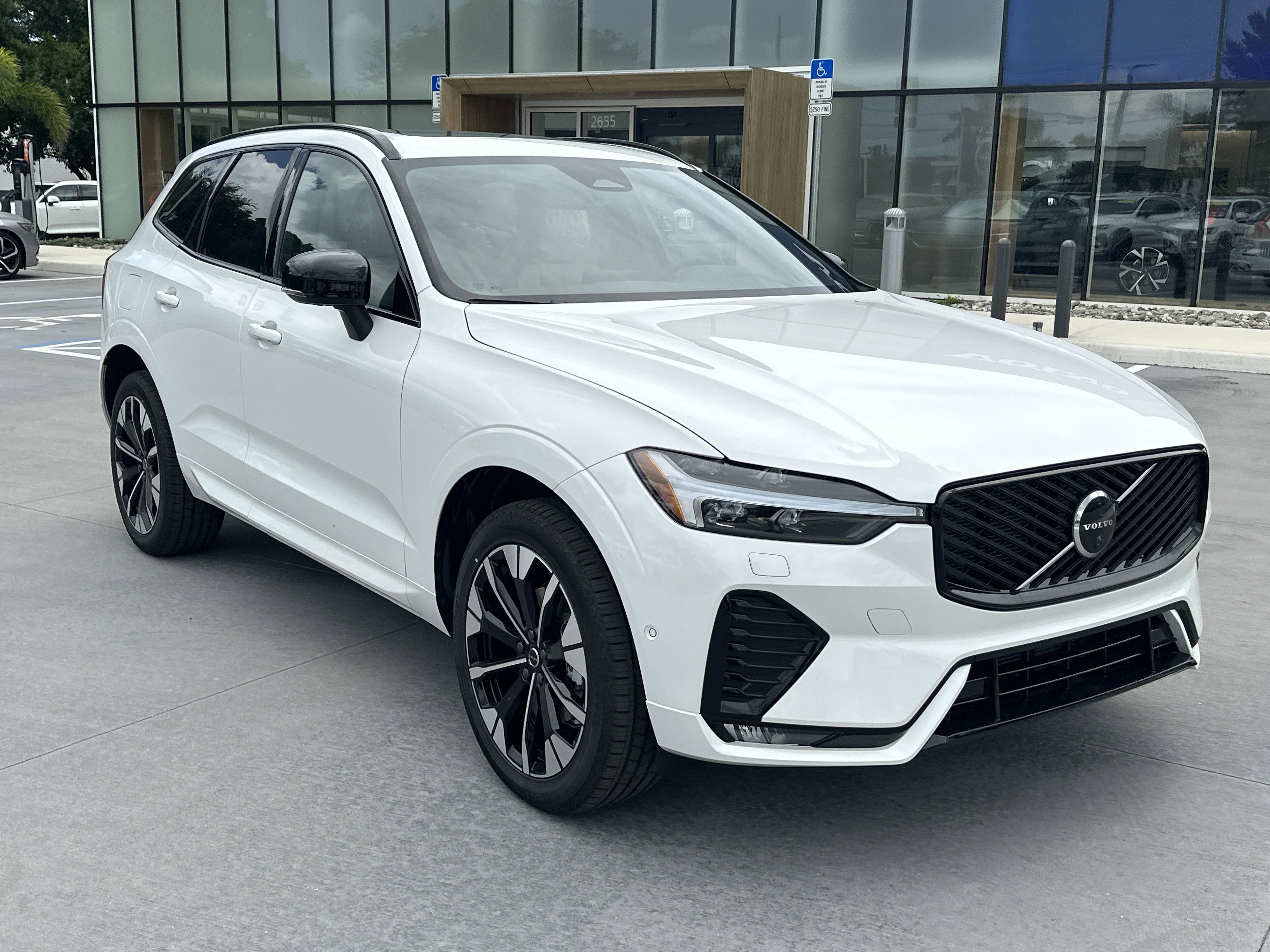 2026 Volvo XC60 Plus photo 3