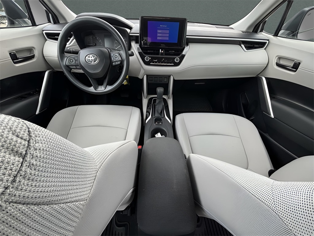 2025 Toyota Corolla Cross L photo 13