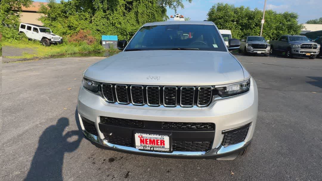 2025 Jeep Grand Cherokee Limited photo 3
