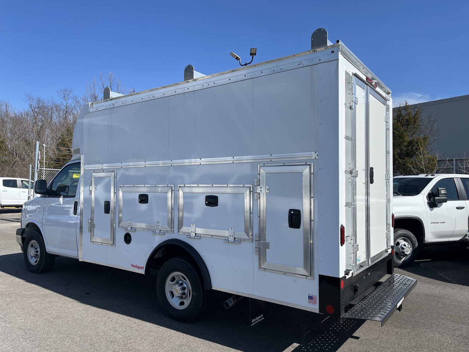 2024 Chevrolet Express Cutaway 3500 photo 4