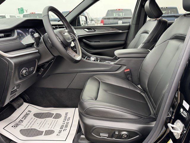 2025 Jeep Grand Cherokee Limited photo 8