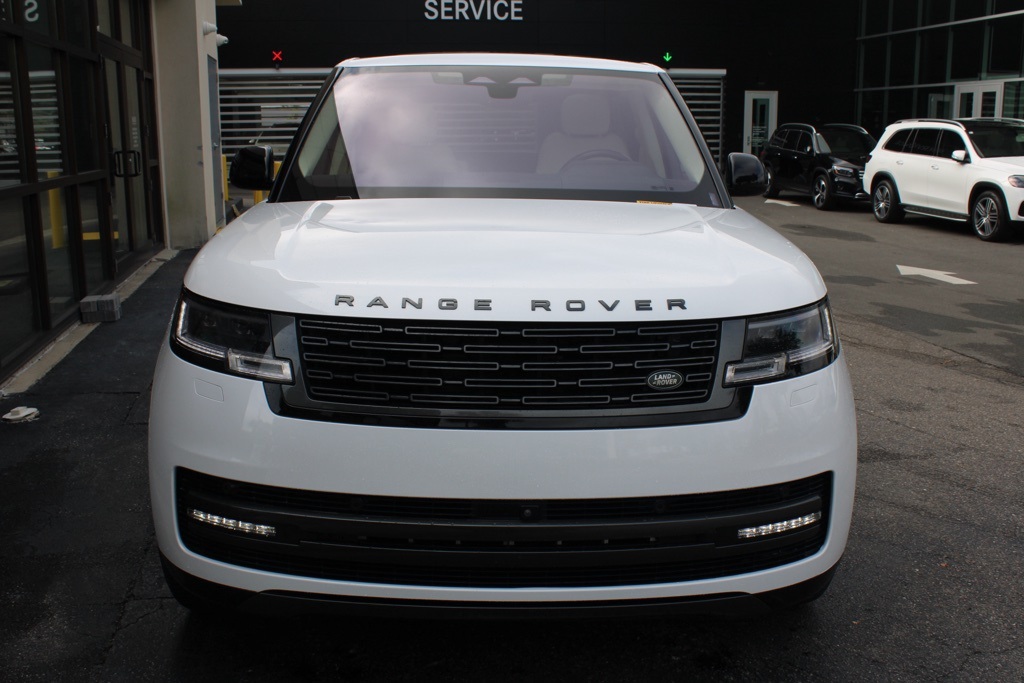 2023 Land Rover Range Rover SE photo 3