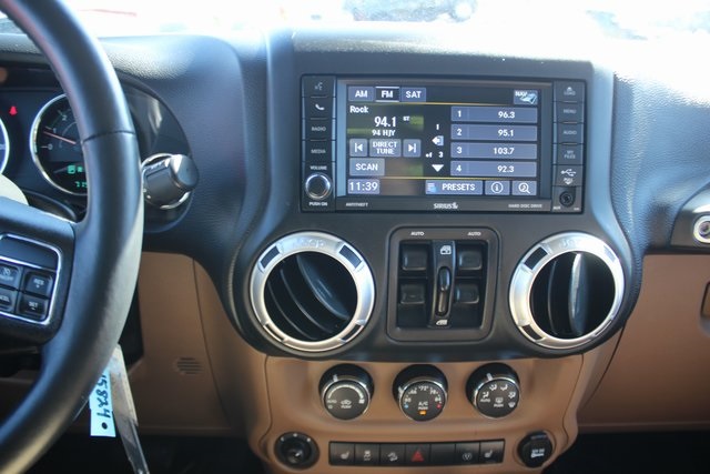2015 Jeep Wrangler Unlimited Sahara photo 3