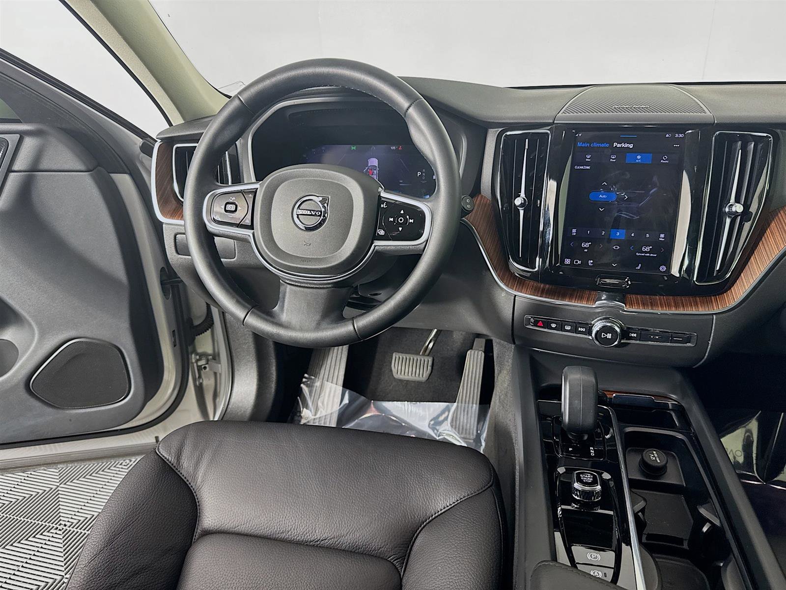 2023 Volvo XC60 B5 Plus photo 21