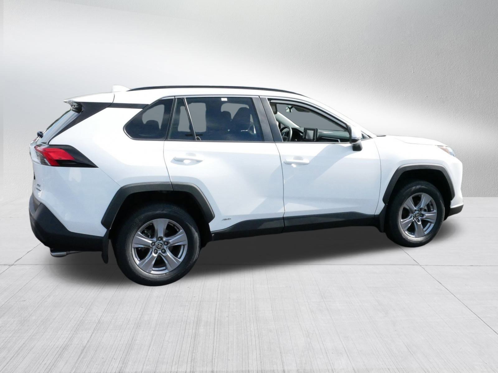 2022 Toyota RAV4 Hybrid XLE photo 7