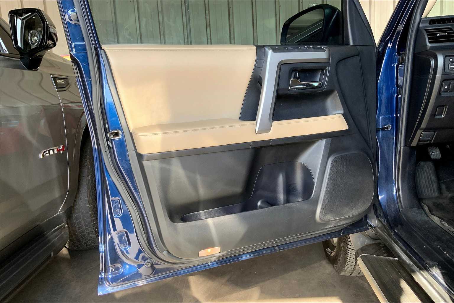 2018 Toyota 4Runner SR5 Premium photo 16