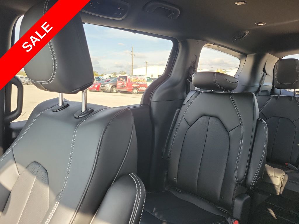 2025 Chrysler Pacifica photo 12