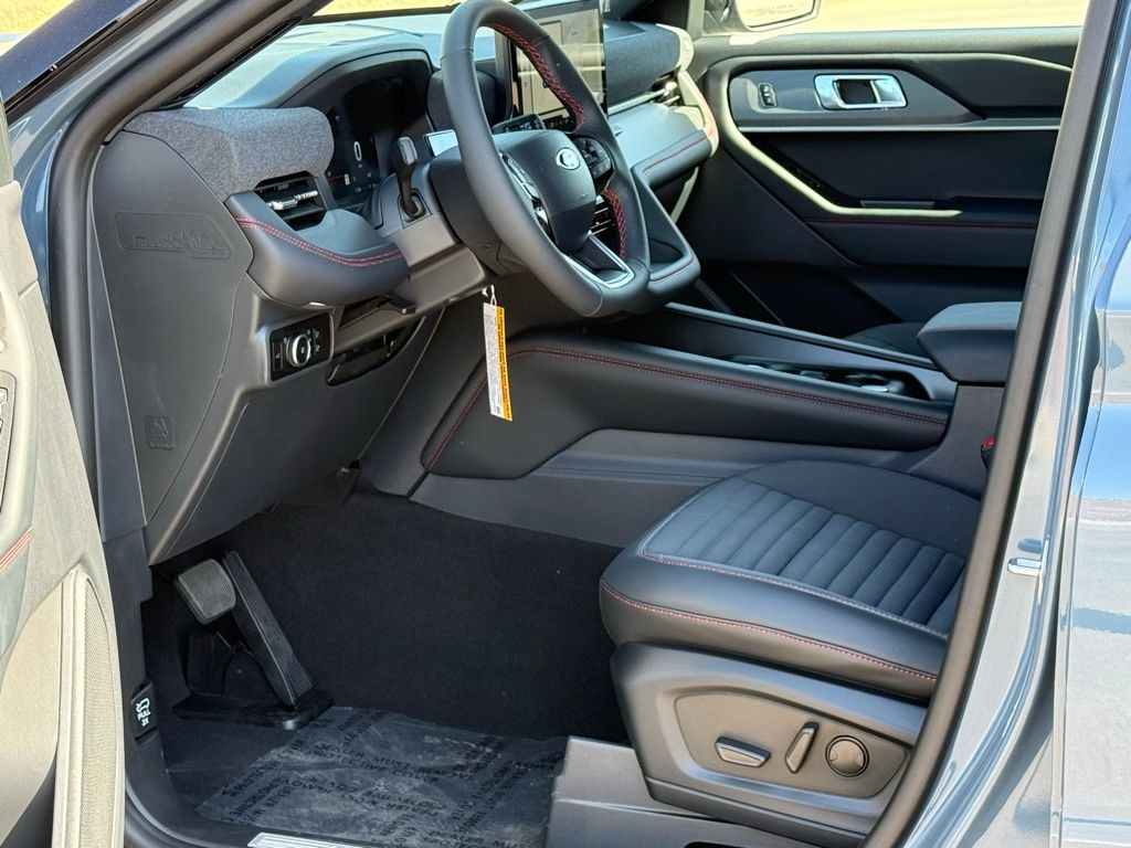 2025 Ford Explorer ST-Line photo 6